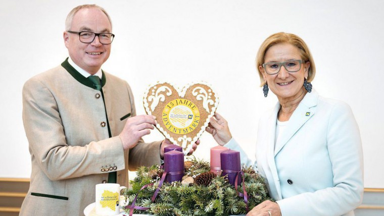 LH-Stellvertreter Stephan Pernkopf und Landeshauptfrau Johanna Mikl-Leitner mit einem "So schmeckt Niederösterreich"-Lebkuchenherz