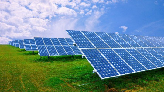 Photovoltaik-Anlage-auf-Wiese