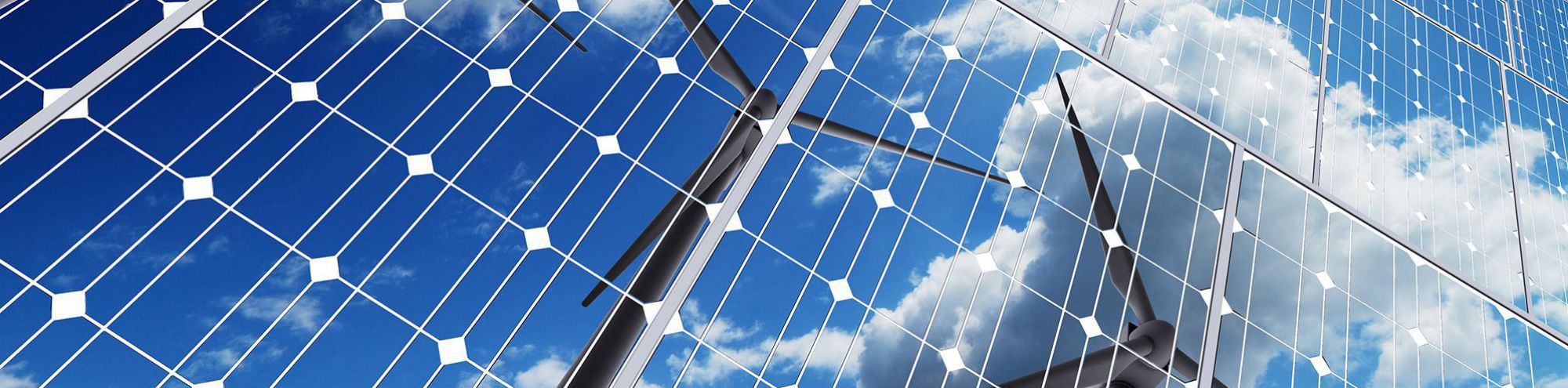 Windräder spiegeln sich in Photovoltaik-Anlage