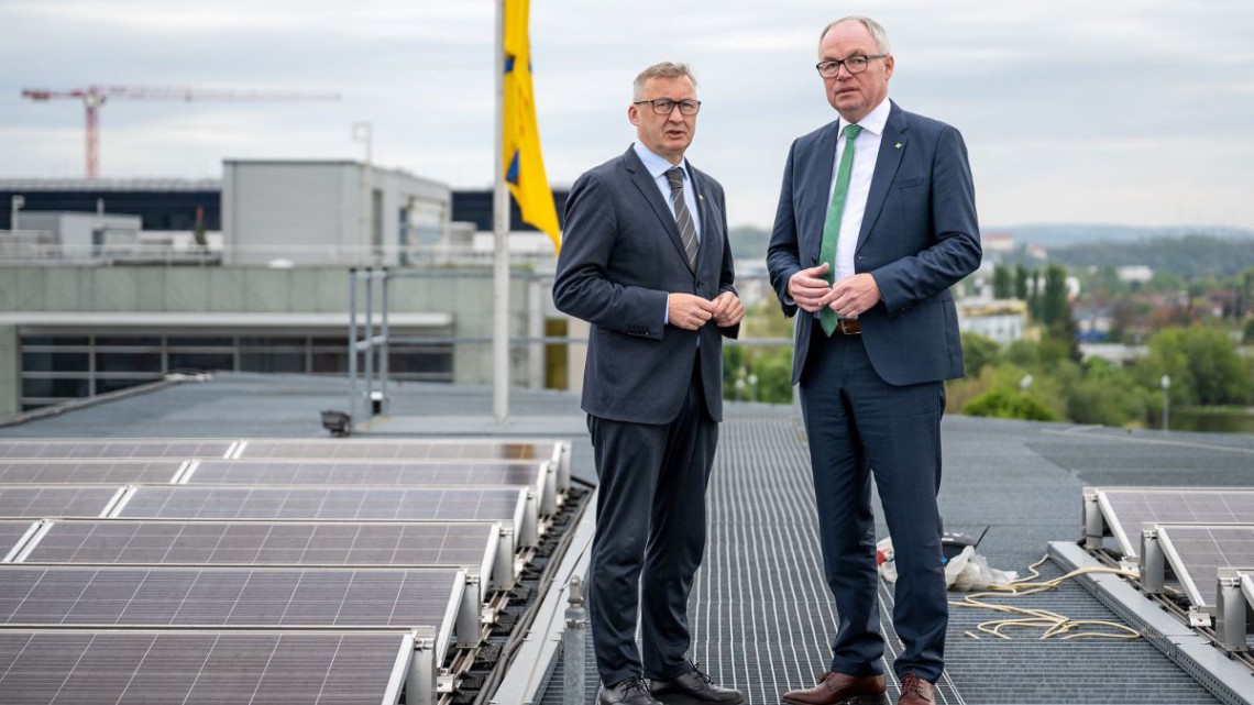 LH-Stellvertreter Stephan Pernkopf und Herbert Greisberger (Geschäftsführer der Energie- und Umweltagentur des Landes NÖ) am Dach des Landehauses neben einer PV-Anlage