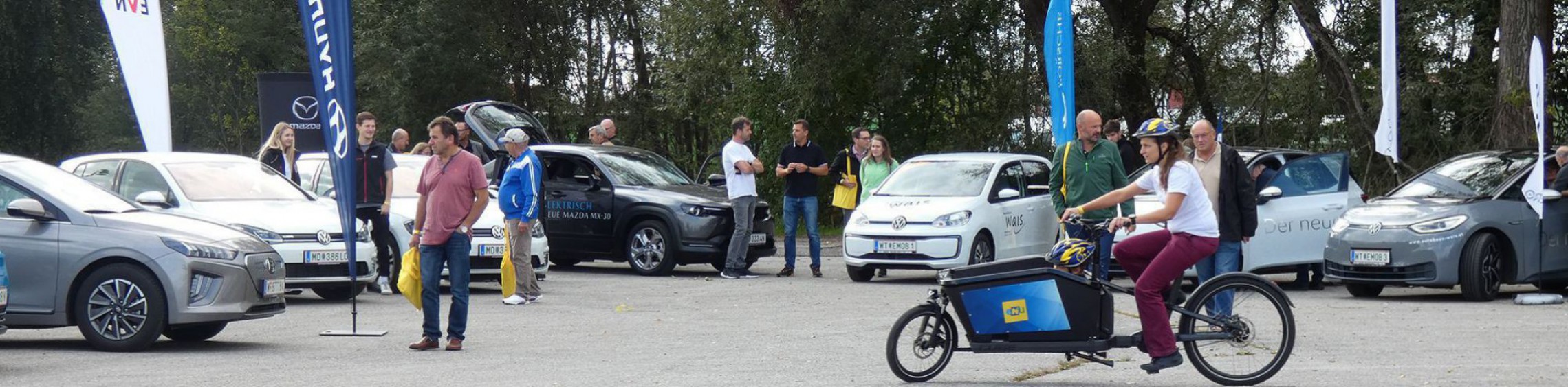 BesucherInnen beim Testen von e-Autos und E-Bikes