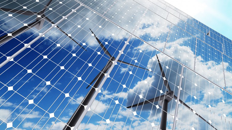 Photovoltaikanlage in der sich Winkraftanlagen spiegeln