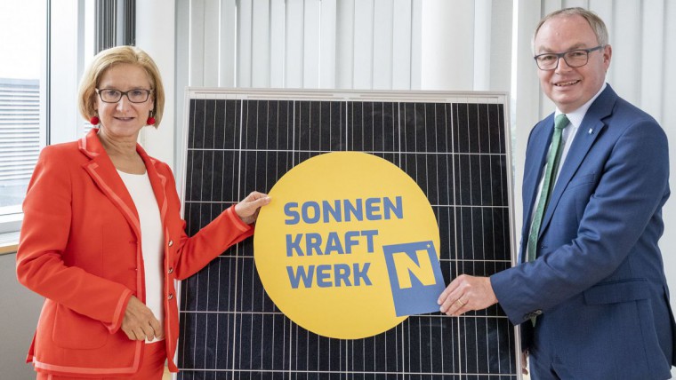 LH Johanna Mikl-Leitner und LH-Stv. Stephan Pernkopf präsentieren das Sonnenkraftwerk NÖ.
