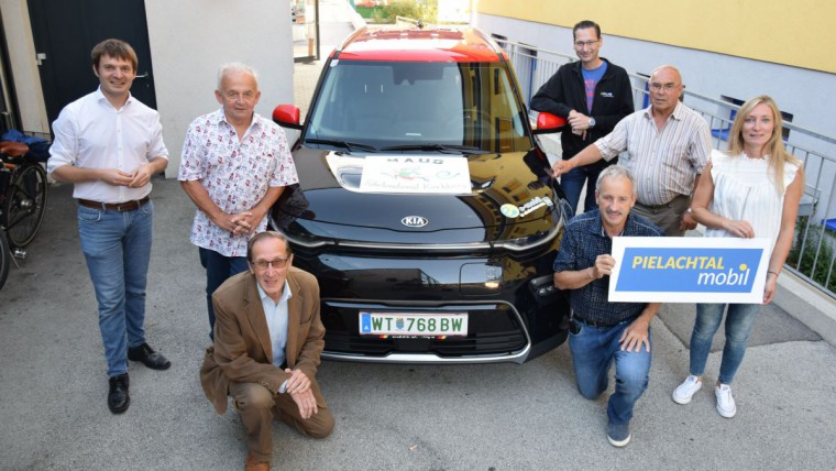 Das Team des e-Fahrtendienstes in Kirchberg mit ihrem Elektroauto