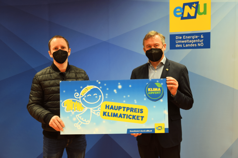 Geschäftsführer Herbert Greisberger überreichte das Klimaticket dem Gewinner Andreas Lackner