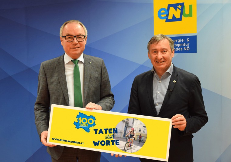 LH-Stv. Stephan Pernkopf und eNu-Geschäftsführer Herbert Greisberger mit Logo-Tafel "Taten statt Worte"