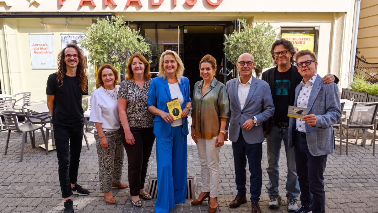 Gruppenbild vor dem Cinema Paradiso in Baden