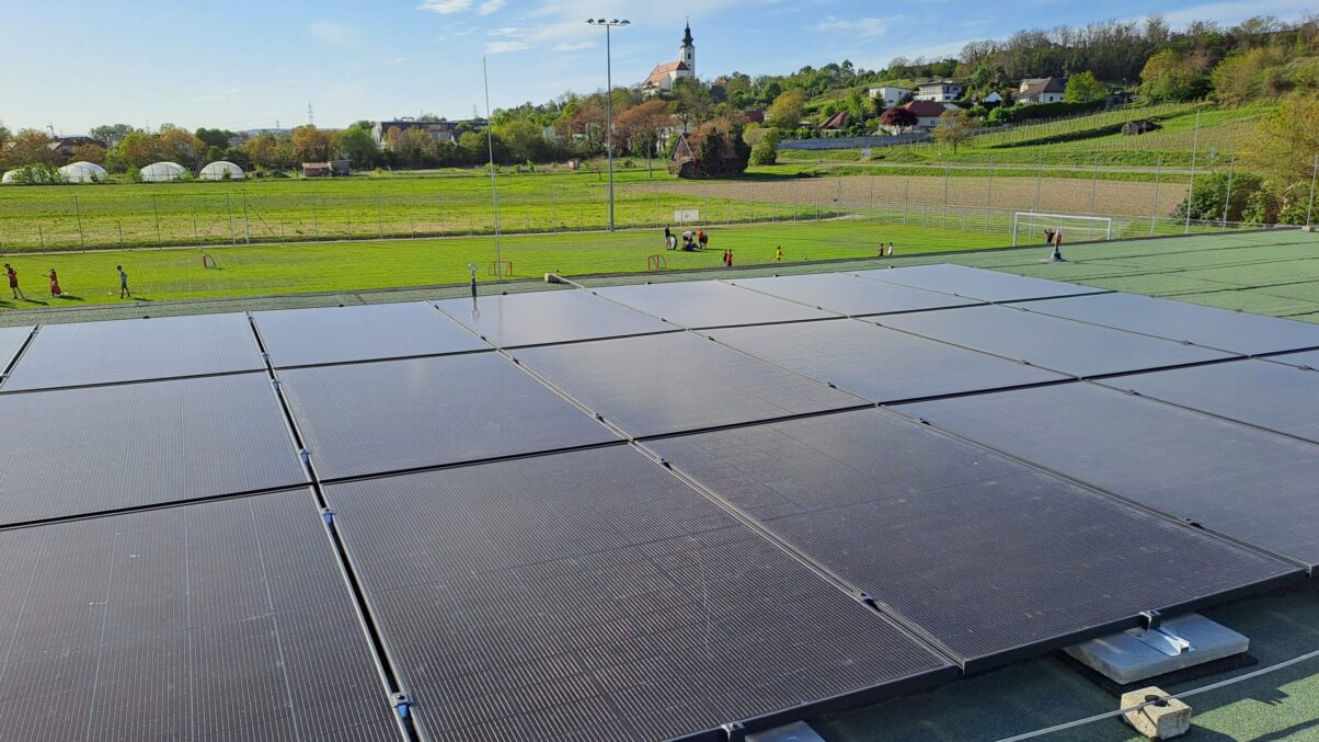 Der Sportplatz, mit PV-Anlage, in Kirchberg am Wagram.