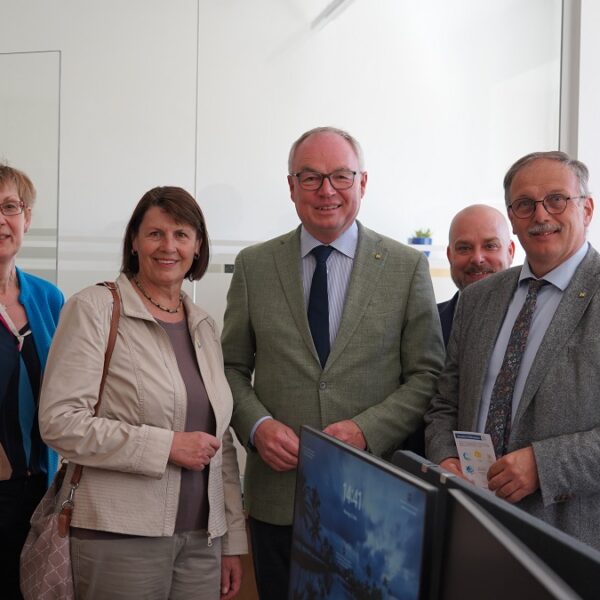 Gruppenbild – von links: Regina Schedl, Monika Kindler, Maria Forstner, LH-Stv. Stephan Pernkopf, BH Karl-Josef Weiss, Labg. Bgm. Richard Hogl, Alexandra Strebl