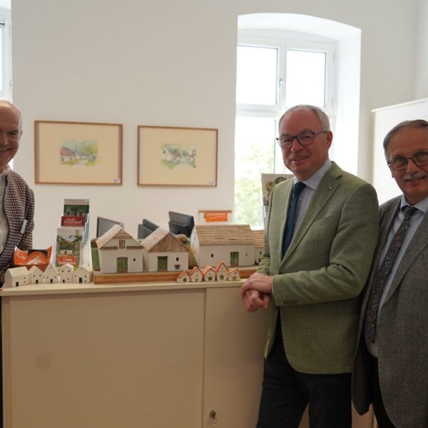 Gruppenbild im Büro – von links: Michael Staribacher vom Kellergassenmanagement, LH-Stv. Stephan Pernkopf und LAbg. Richard Hogl.