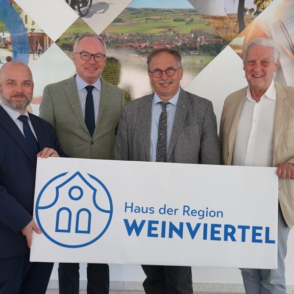 Gruppenbild – von links: Bezirkshauptmann Karl-Josef Weiss, LH-Stv. Stephan Pernkopf, LAbg. Richard Hogl und Bürgermeister Alfred Babinsky