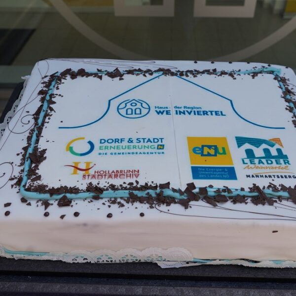 Weiße quadratische Torte mit den Logos aller Organisationen des "Haus der Region Weinviertel"