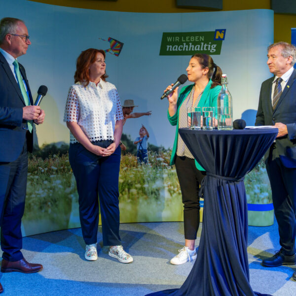Auf der Bühne wurden LH-Stv. Stephan Pernkopf, Christa Ruspeckhofer (Leiterin der Initiative Wir leben nachhaltig) und Herbert Greisberger (Geschäftsführer der eNu) vor das Mikrofon gebeten.