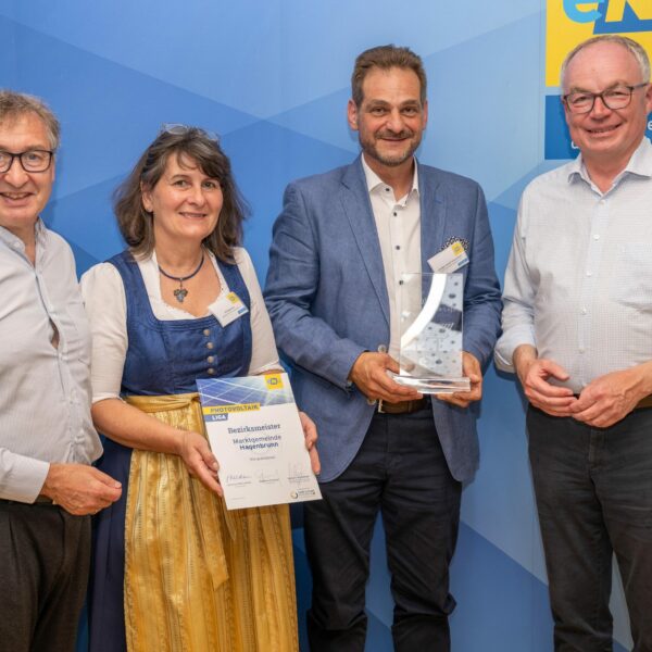 Gruppenbild: Herbert Greisberger (eNu), GR Regina Pelz, Vizebgm. Rudolf Schwarzböck (Marktgemeinde Hagenbrunn), LH-Stv. Stephan Pernkopf