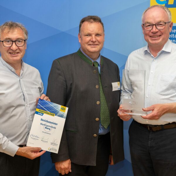 Gruppenbild: Herbert Greisberger (eNu), Bgm. Franz Sonnleitner (Marktgemeinde Wang), LH-Stv. Stephan Pernkopf