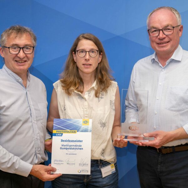 Gruppenbild: Herbert Greisberger (eNu), UGR Maria von Balthazar (Marktgemeinde Gumpoldskirchen), LH-Stv. Stephan Pernkopf