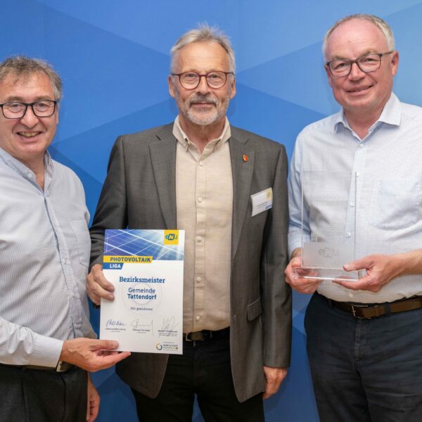 Gruppenbild: Herbert Greisberger (eNu), UGR Günter Timal, (Gemeinde Tattendorf), LH-Stv. Stephan Pernkopf