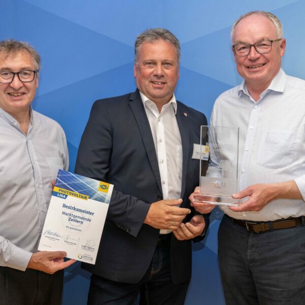 Gruppenbild: Herbert Greisberger (eNu), Bgm. Friedrich Pallinger (Marktgemeinde Zeillern), LH-Stv. Stephan Pernkopf
