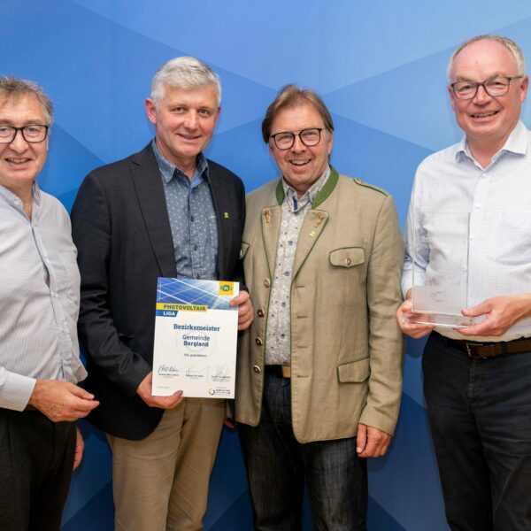 Gruppenbild: Herbert Greisberger (eNu), Bgm. Walter Wieseneder, Vizebgm. Johann Rauner (Gemeinde Bergland), LH-Stv. Stephan Pernkopf