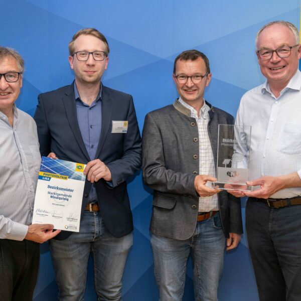 Gruppenbild: Herbert Greisberger (eNu), GR Stefan Holzner, Bgm. Nikolaus Noé-Nordberg (Marktgemeinde Windigsteig), LH-Stv. Stephan Pernkopf