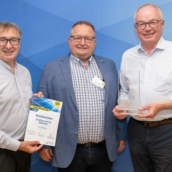Gruppenbild: Herbert Greisberger (eNu), Bgm. Franz Kloiber (Stadtgemeinde Maissau), LH-Stv. Stephan Pernkopf