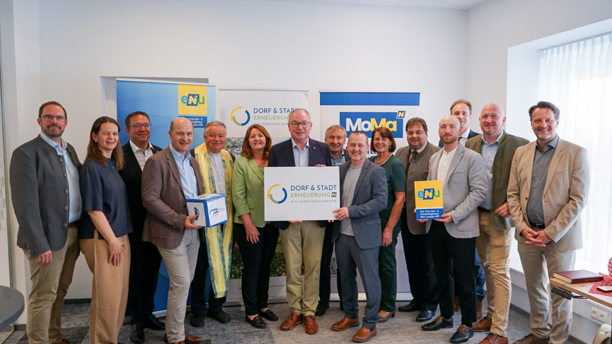 Gruppenbild bei der Eröffnung des Regionalzentrums Mostviertel