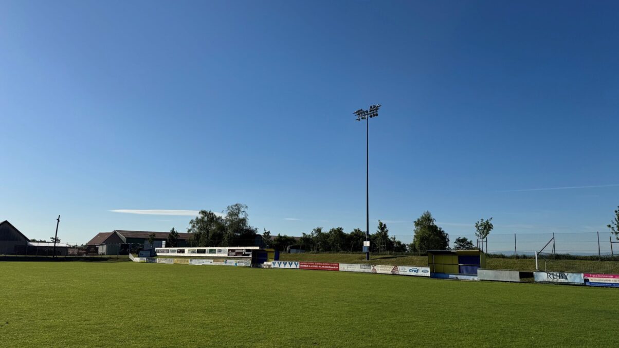 Der Sportplatz in Fels am Wagram wurde mit einer neuen, energieeffizienten Flutlichtanlage ausgestattet.