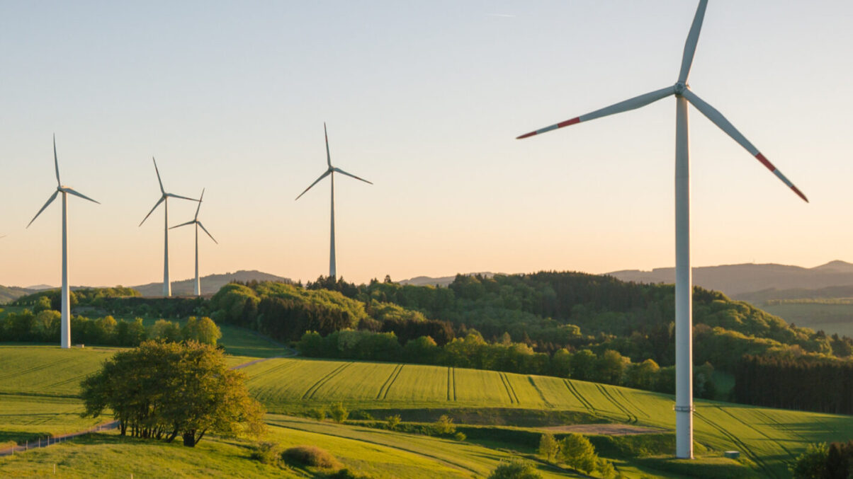 Windräder in hügeliger Landschaft