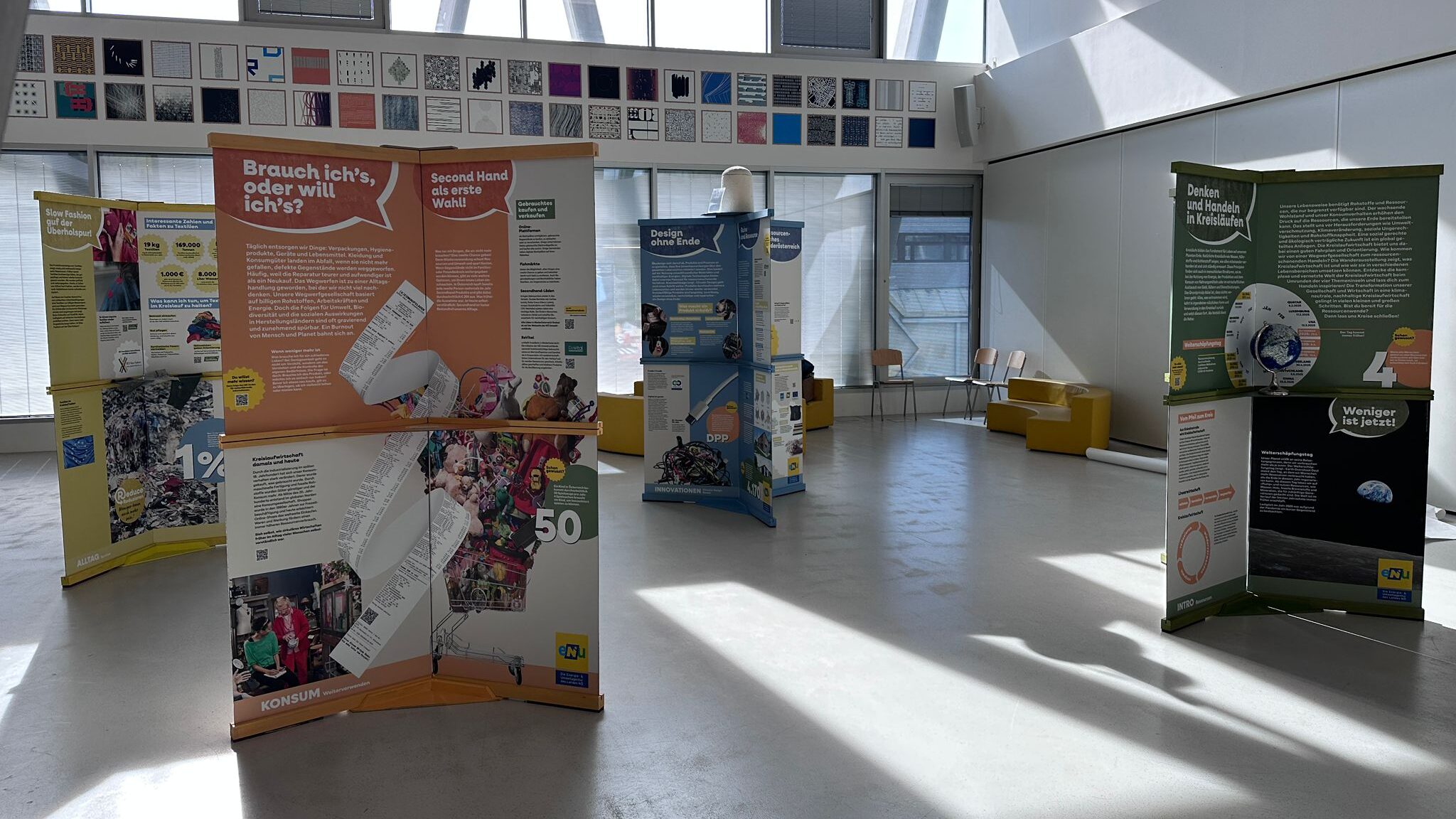 Ausstellungstafeln in einem großen sonnendurchfluteten Saal 