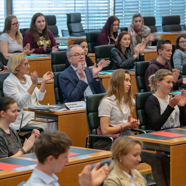 Die Ergebnisse werden vor dem Plenum präsentiert und das Publikum applaudiert.