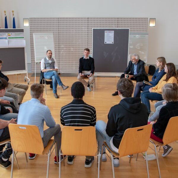In der Gruppe können sich die SchülerInnen austauschen und diskutieren.