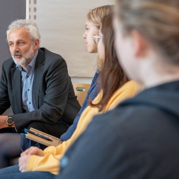 Experte DI Franz Angerer gibt den SchülerInnen wichtigen Input zum Thema erneuerbare Energie.
