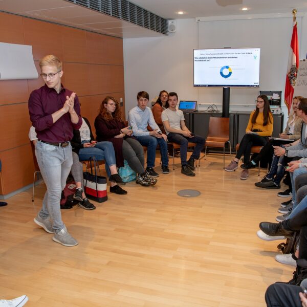 In der Runde diskutieren die SchülerInnen gemeinsam mit Expertin Christa Ruspeckhofer zum Thema Nachhaltigkeit.
