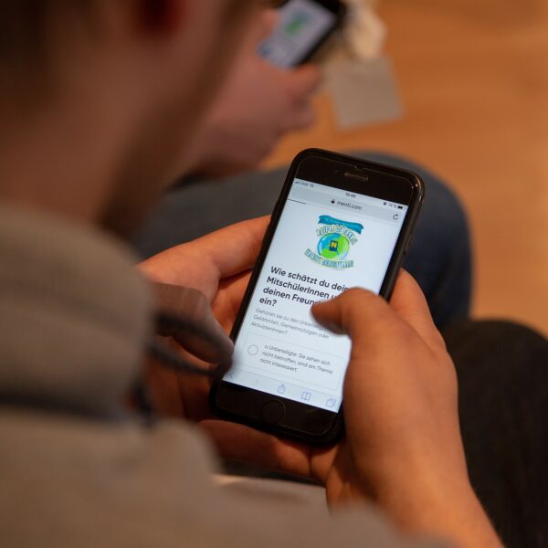 Mit Smartphones können die SchülerInnen an Abstimmung teilnehmen.