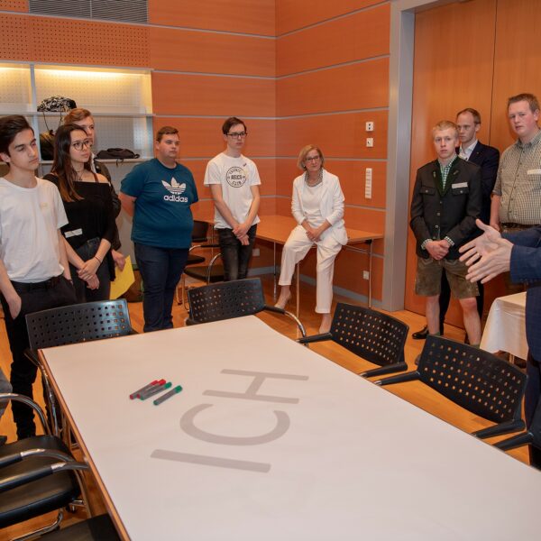 Die Experten zeigen in den Workshops Herangehensweisen auf und unterstützen die Schülerinnen und Schüler bei der Ideenfindung.