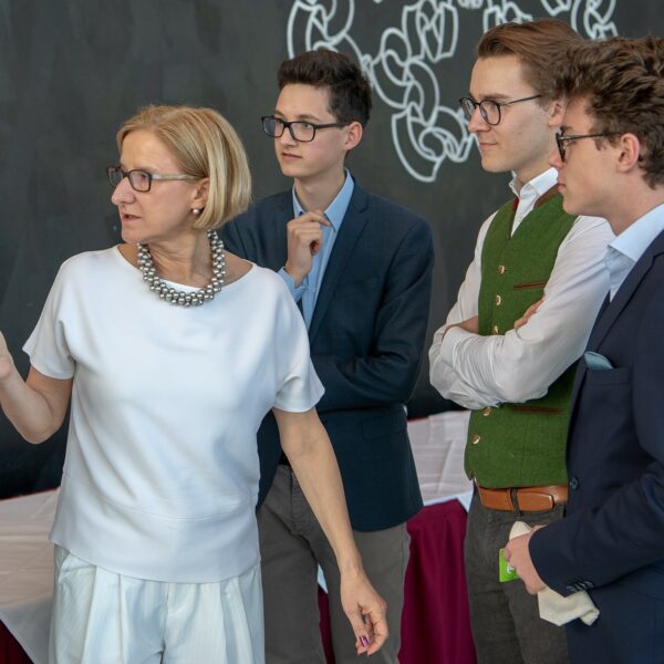 Gemeinsam wird beratschlagt, gebrainstormt und überlegt.
