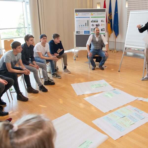 In der Gruppe erarbeiten Schülerinnen und Schüler gemeinsam mit Experten Ing. Josef Fischer Ideen zum Thema Energie.