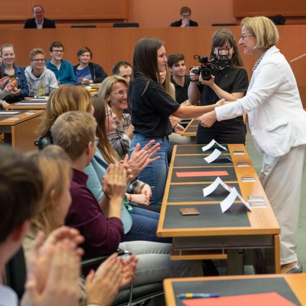 LH Johanna Mikl-Leitner gratuliert SchülerInnen für ihre hervorragende Arbeit.