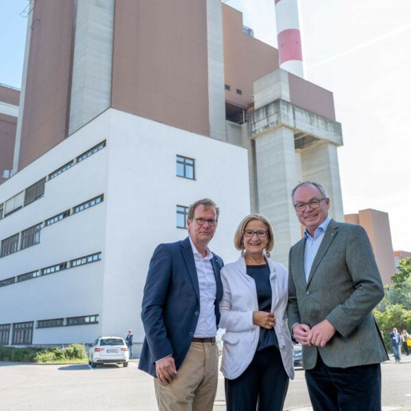 Mag. Stefan Szyszkowitz (EVN) (links) mit LH Johanna Mikl-Leitner (mitte) und LH-Stv Stephan Pernkopf (rechts)