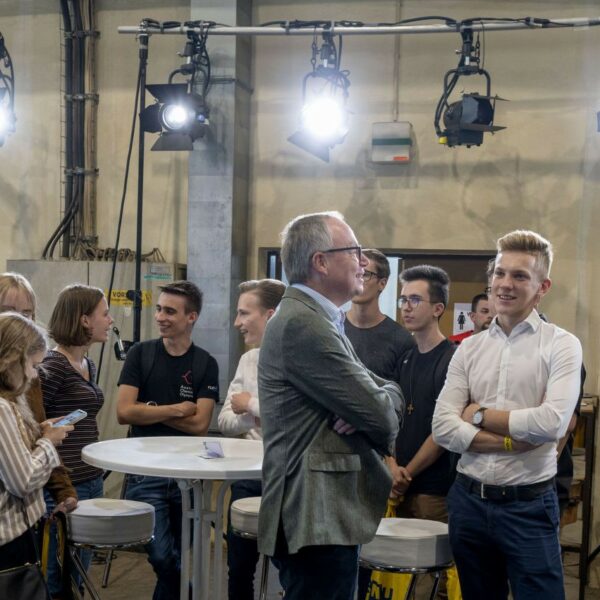 LH-Stv Stephan Pernkopf im Gespräch mit SchülerInnen.