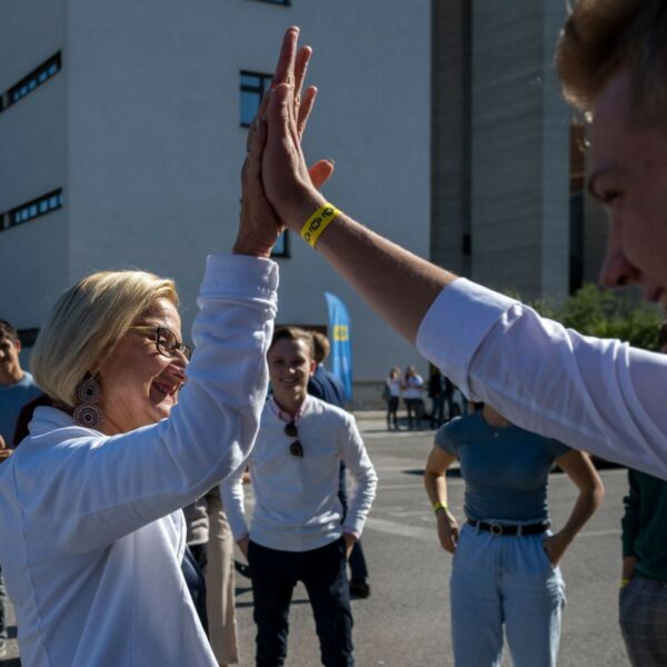 Ein High-Five für die Landeshauptfrau.