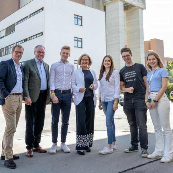 Gruppenfoto von SchülerInnen gemeinsam mit LH Johanna Mikl-Leitner, LH-Stv Stephan Pernkopf und Mag. Stefan Szyszkowitz (EVN).