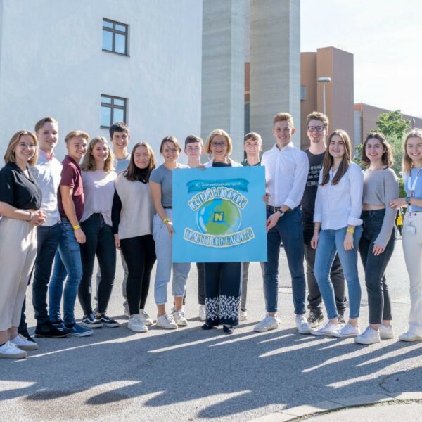 Gruppenfoto der Landesschülervertretung NÖ mit LH Johanna Mikl-Leitner, LH-Stv Stephan Pernkopf und Mag. Stefan Szyszkowitz (EVN) .