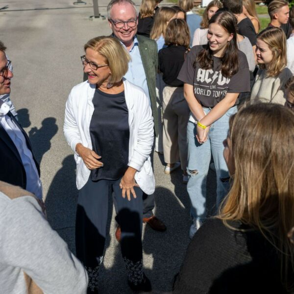 LH Johanna Mikl-Leitner begrüßt gemeinsam mit LH-Stv Stephan Pernkop und Mag. Stefan Szyszkowitz (EVN) die SchülerInnen vor dem AKW Zwentendorf.