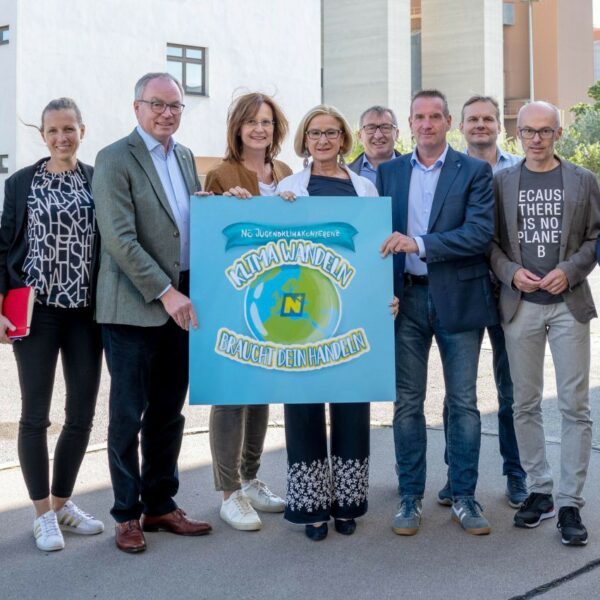 Gruppenfoto der ExpertInnen mit LH Johanna Mikl-Leitner und LH-Stv Stephan Pernkopf