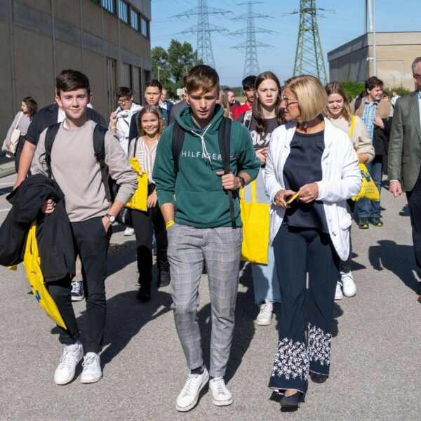 Schülerinnen und Schüler gemeinsam mit LH Johanna Mikl-Leitner und LH-Stv Stephan Pernkopf am Weg zum Veranstaltungsort.