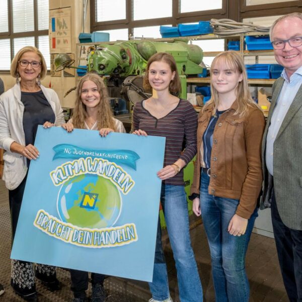 Gruppenfoto mit LH Johanna Mikl-Leitner und LH-Stv Stephan Pernkopf.