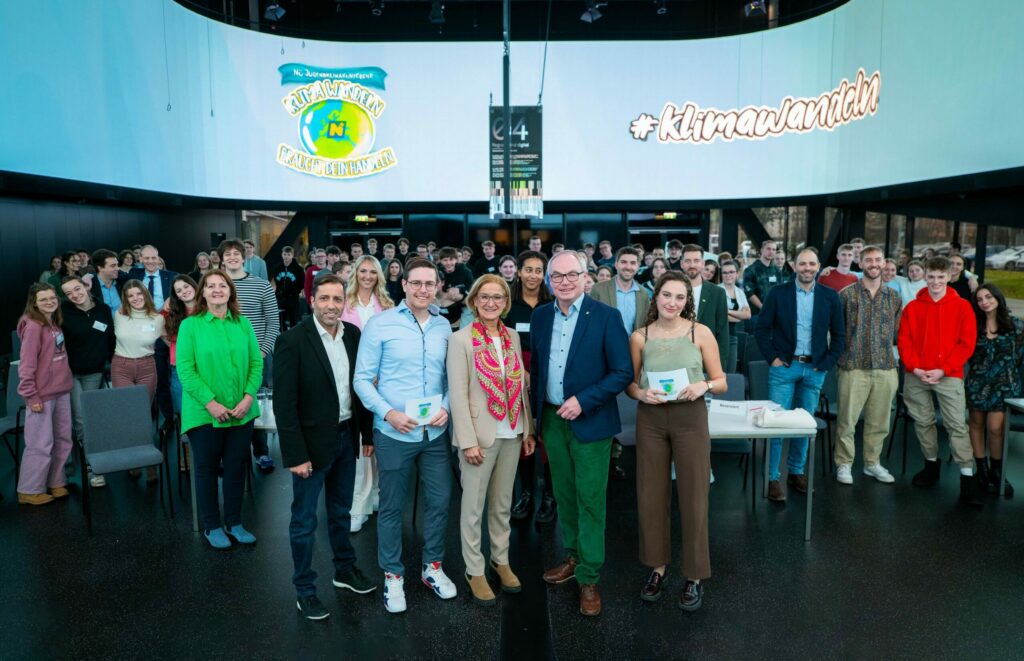 Gruppenbild der Teilnehmerinnen und Teilnehmer der Jugendklimakonferenz 2023 mit LH Johanna Mikl-Leitner und LH-Stv. Stephan Pernkopf.