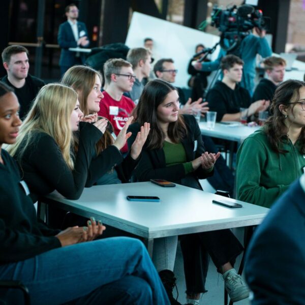 Schülerinnen und Schüler im Publikum bei der Jugendklimakonferenz 2023