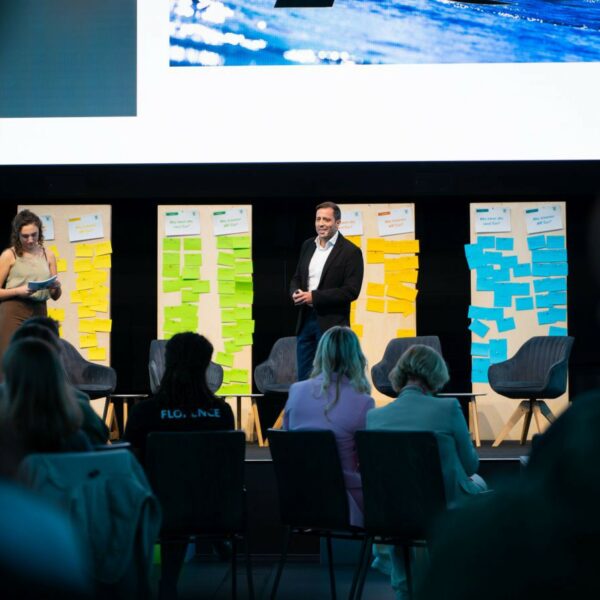 Auf der Bühne werden die Ergebnisse der Workshops präsentiert.
